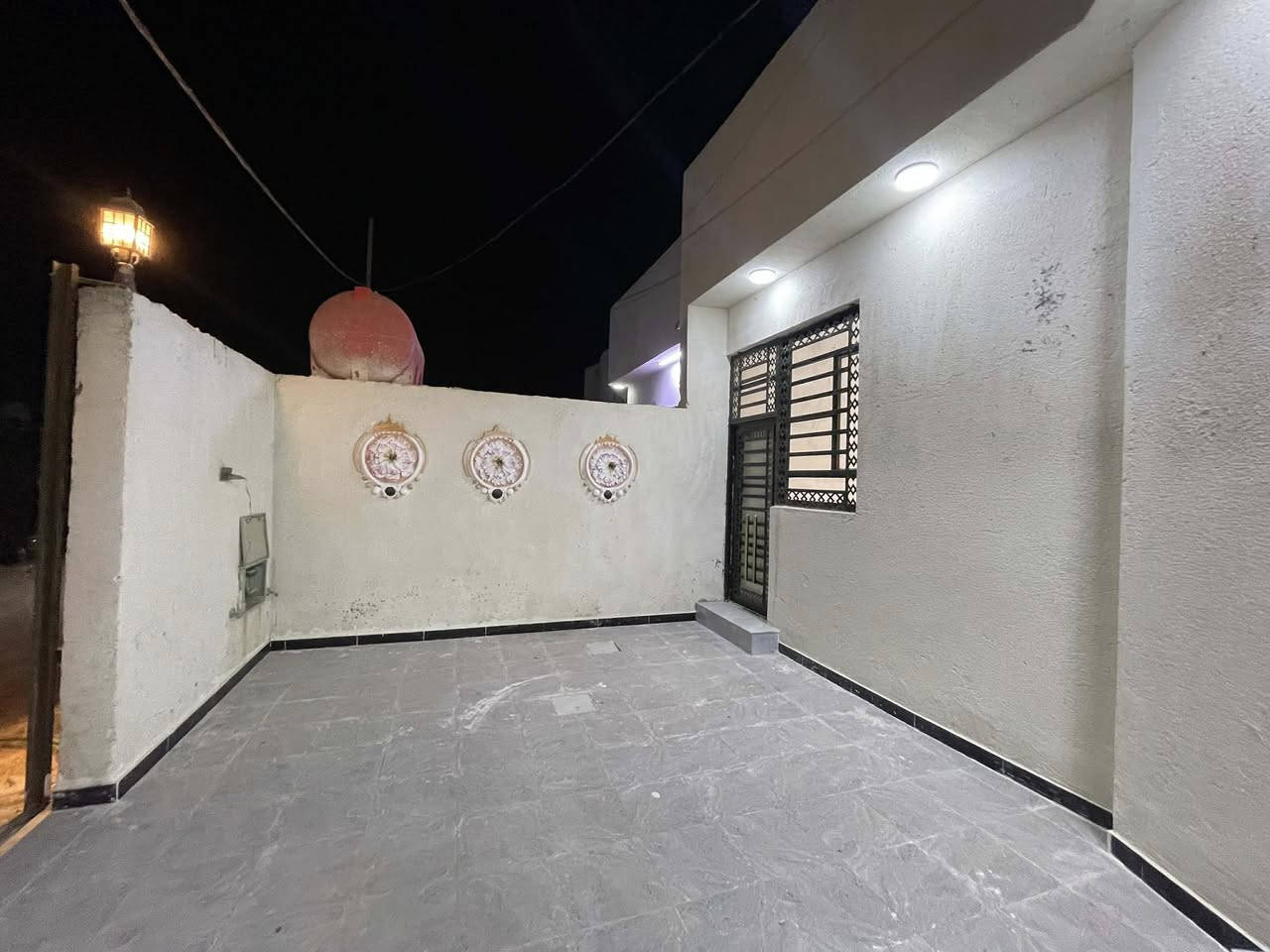 بيت بمساحة 200متر بناء شخصي موقعه📍باب الهوا شارع باب الحاره السعر💸 80وبي مجال 📞***********
