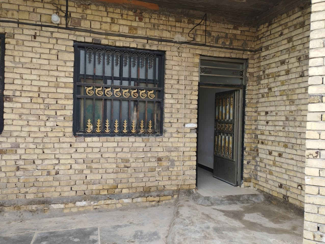 السلام عليكم بعد اذن الادمن دار زراعي للبيع المساحه ٢٠٠م تفاصيل الدار غرفتين نوم وصاله ومطبخ واستقبال ومجمع صحيات خارجية مع حديقه اماميه وخلفية البناء حديث عام ٢٠٢٣المنطقه كاملة الخدمات ماء كهرباء مولده مجاري تبليط العنوان الأمين الاولى خلف محطة وقود الشموس شارع سيراميك العيساوي الفرع ٧٤ البيت الثاني للاستفسار عن الدار الاتصال على الرقم (***********) علما الدار للبيع فقط
