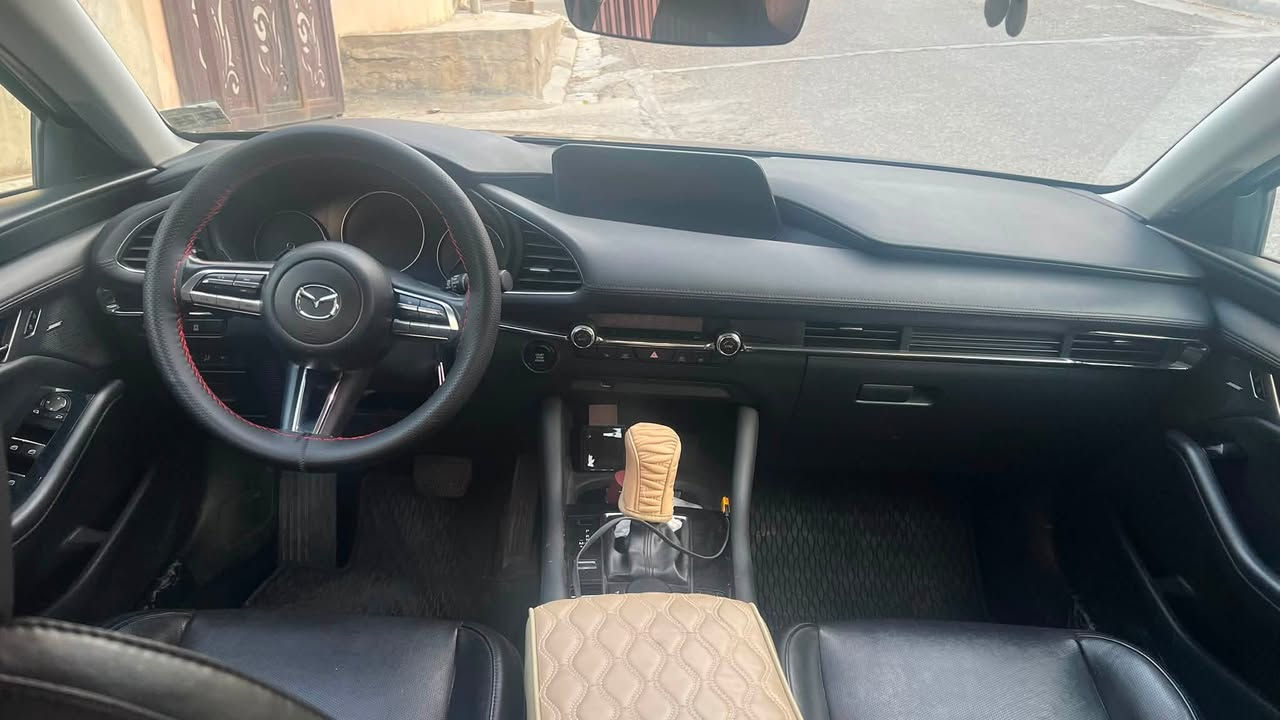مازدا 3  2020 كلين
السعر ١٤٠$ وبيه شويه مجال
وارد امريكي ماشيه ٦٢٠٠٠ كيلومتر 
مواصفات 
محرك ٢.٥ بدون توربو AWD
تحكم مناخي منفصل كشنات جلد 
بصمه اوتو هولد هند بريك الكتروني بروجكتر 
تحكمات ستيرن قياده شبه ذاتيه 
تنبيه نقاط عمياء رادار
كير اف وان لايتات زنون ومتكيفه بلادي لايتات خلفي وداخلي ليد فقاس في دواست البنزين
ويل كروم 
السنويه باسمي تنتهي 2027 شهر 11

***********
