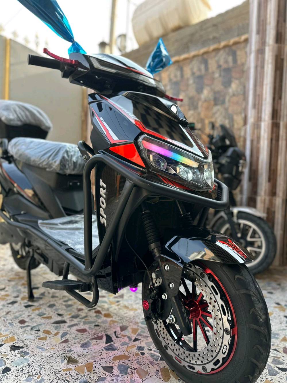 للبيع موطور شحن ماكس مدرع ٢٠٢٥ موطور حيل نضيف مستخدم قليل 6 بطاريات سماعه بلوتوث كرت تشغيل عن بعد 
