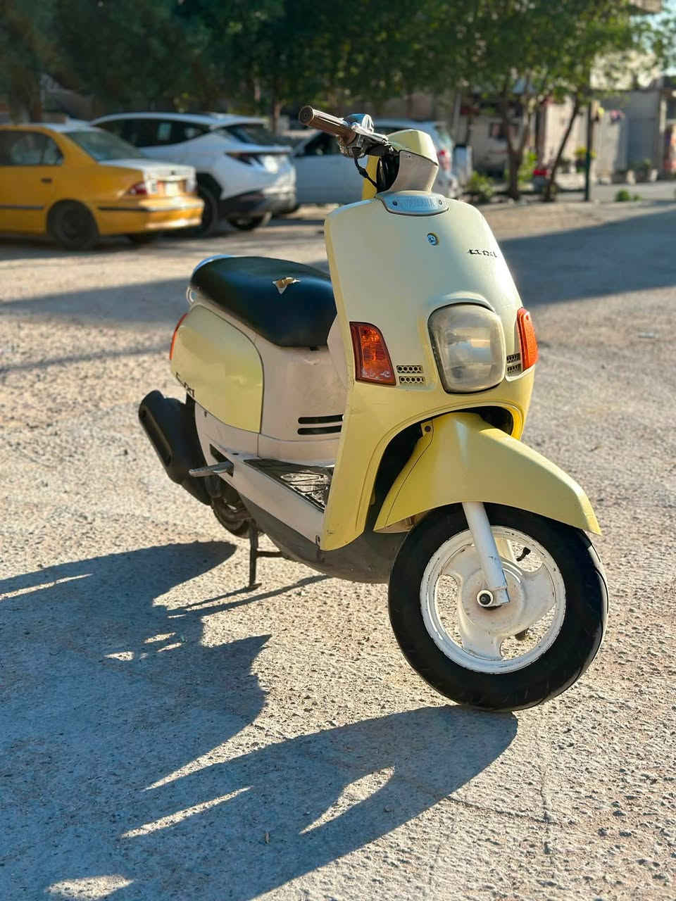 مساء الخير ماكس بوليس داخل كريمي
مكينه بلادي برغي مامفتوح بيه دراجه خرسه 
وضع شركه 
كفرات بلاد اصلي 
تخم تاير جديد 
شلعه ومعدل لبلاد معروف +بريكات كلها شغاله امامي خلفي
لايت زنون صطاب خلفي مابيه كل نقص مال جناي 
مكاني بغداد تقاطع درويش مال سيديه رقمي *********** حياكم الله
