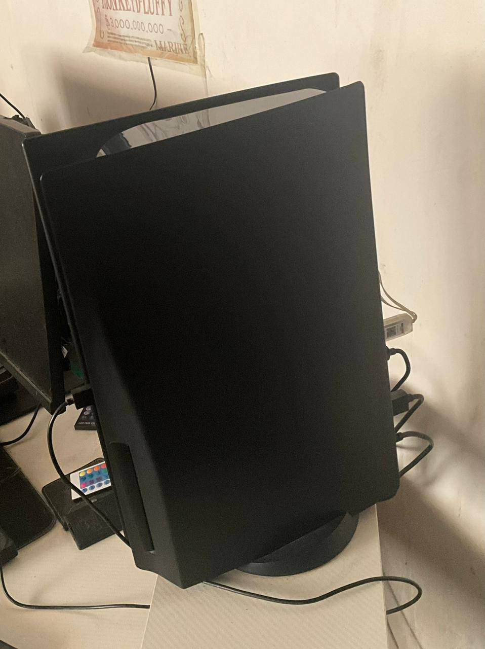 بلي ستيشن 5 فات (PS5 Fat) بحالة الوكالة للبيع في بغداد 🎮🔥
التفاصيل:

السلام عليكم، للبيع جهاز بلاي ستيشن 5 (نسخة الفات) ريجن امريكي بحالة ممتازة جداً ونظيف فوق الوصف (أخو الجديد واستخدام خفيف جداً).

🚫 حالة الجهاز: نظيف جداً، لا مفتوح ولا مصلح نهائياً ( شرط على الفحص ).

📦 الملحقات: الكارتون الأصلي وكافة الوايرات والملحقات الأساسية الاصليه.

🎮 التحكم: جويستيك (يد تحكم) أصلي ونظيف تماماً وبحالة ممتازة.

🎁 هدية العرض: كفر (غطاء) خارجي إضافي باللون الأسود الفخم جداً هدية مع الجهاز. مع لعبه كاب هيد هديه.

الجهاز اكفله من كلشي 

📍 الموقع: بغداد

💰 السعر: 750,000 دينار عراقي

📞 للتواصل والاستفسار: يرجى المراسلة على الخاص أو الاتصال على الرقم: ***********
