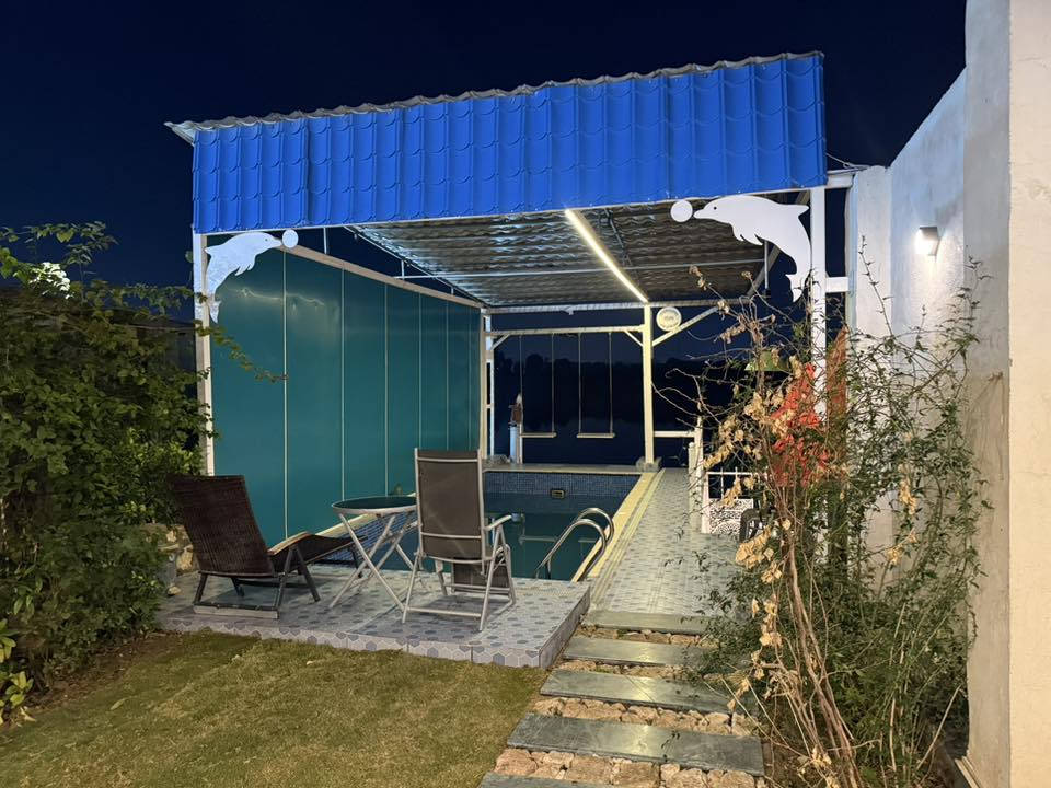 شاليه أيسن تُرحب بكم
- نظام الشاليه عوائل فقط او اذا كروبات فـ المسموح يكون كروب شباب او كروب بنات فقط ممنوع كروب مختلط .
- الشاليه مُطلة على نهر دجلة .
- تحتوي المزرعة على ٣ طوابق .
- غرف نوم عدد ٢ مع بلكونات بكل غرفة مطلة على نهر دجلة .
حمامات عدد ٣ بكل طابق ، مي حار وبارد .
- متوفر جاكوزي حار وساونا وبُخار .
- كهرباء ٢٤ ساعة .
- حديقة عدد ٢ .
شوايات عدد ٢ مع وجود فحم للشوي وشيش عدد غير محدود للشوي ايضاً .
- سبالت للتدفئة بالشتا ، وتبريد بالصيف .
- مسبح + مرجوحة عدد ٢ مطلات على نهر دجلة .
- العدد المسموح ٦ اشخاص .
- الشاليه موثقة من تطبيق اوفرلك .
- وبعد اكو هواي تفاصيل ما مذكورة .
- متوفرة لإيجار شفت صباحي ، شفت مسائي ، ايجار يومي ، مناسبات صغيرة .
- تكدرون تنورونا تشوفون الشاليه وتتأكدون من كل التفاصيل المذكورة قبل حجزها .
- الشاليه بالواقع اكبر واجمل من الصور .
- سعر الشفت ايام عادية ١٠٠ الف ، ايام العطل ١٥٠ الف .
- نفس السعر للعرسان اذا تحبون تقضون ليلة زفافكم بشاليه أيسن .
- الموقع : بغداد - الدورة - منطقة البوعيثة .
- للاتصال او الاستفسار واتساب : *********** / *********** .
