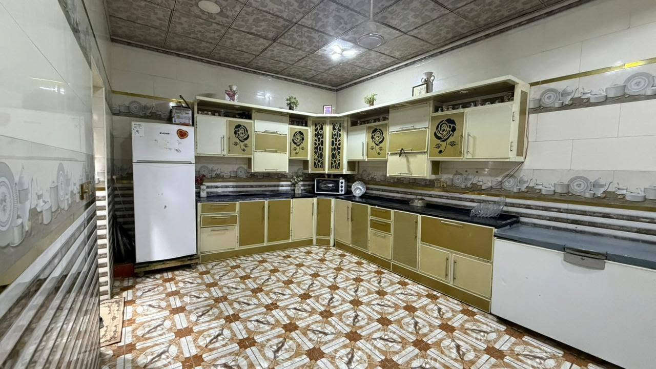 السلام عليكم
بيت  عد ال معالي قرب محطه الغاز المساحه 185 متر  البناء طابقين   الطابق الارضي يتكون من غرفتين  وصاله واستقبال وطارمة  ومطبخ حار/ بارد  ومجموعة صحية داخلية وخارجية بالإضافة الى حمام داخل الغرفة

الطابق الثاني يتكون من غرفتين وصاله وحمام كبير  

السعر/ 80  وبيه مجال... 
 

 للاستفسار الاتصال على الرقم 

 ***********
