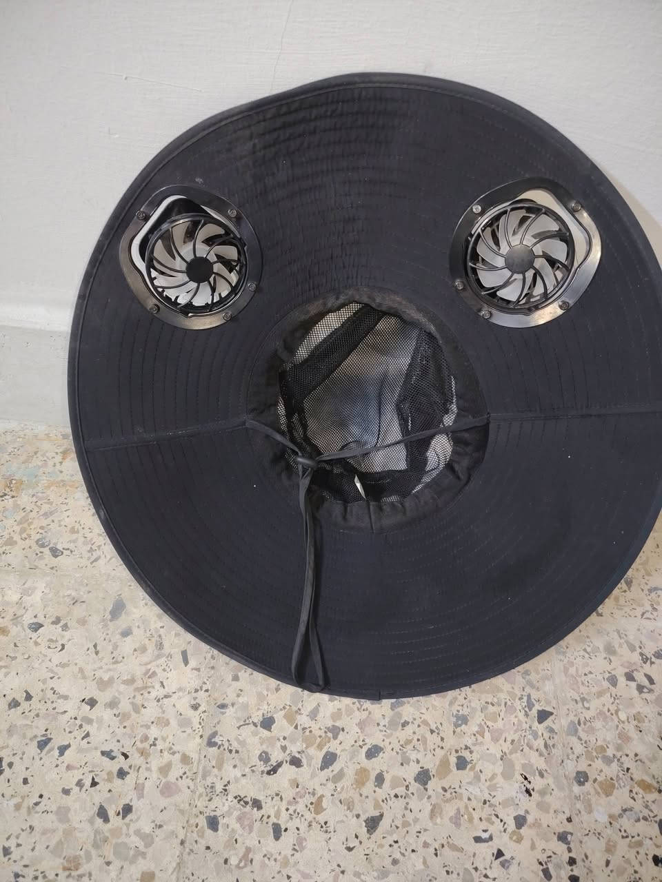 شفقه صيفيه بها مراوح 2 تشتغل عن طريق الشحن وعن طريق الطاقه الشمسيه السعر20 وبيها مجال***********
