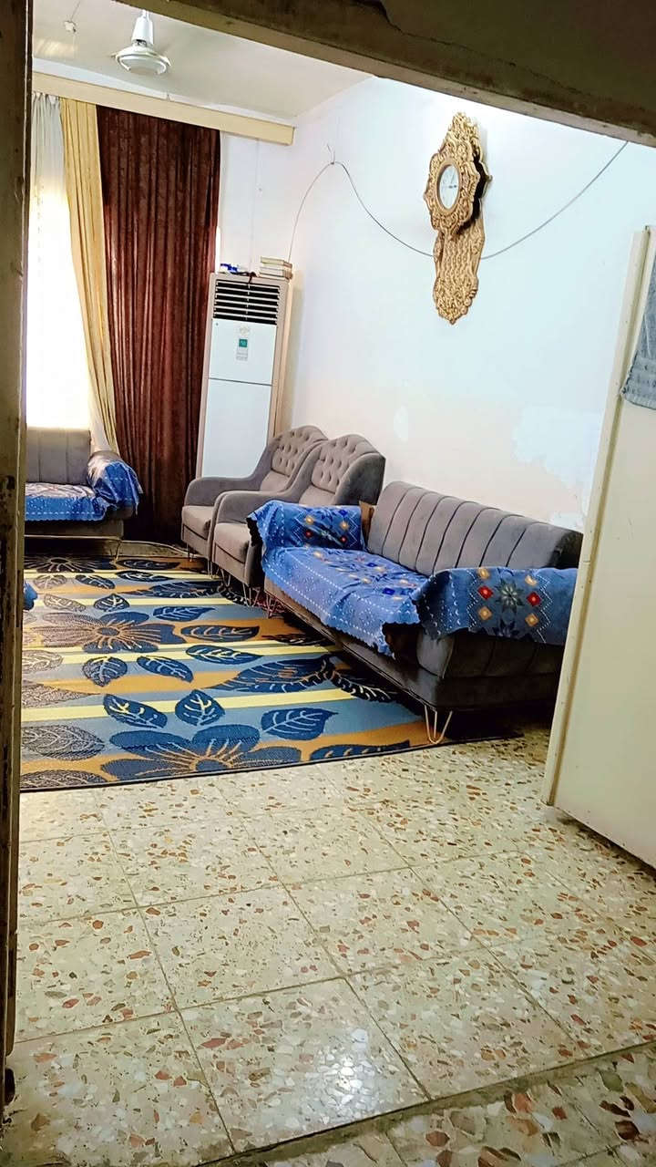 بيت للبيع مساحه ١٤٠ متر بناء جديد طابقين الطابق الأول غرفه نوم وصاله واستقبال ومطبخ وصحيات داخليه وخارجية الطابق الثاني يحتوي على غرفتين نوم وصحيات الموقع طوريج شارع الهنداوي قرب أسواق بسم الله قريب من الشارع العام لأستفسار الاتصال على الرقم ***********
