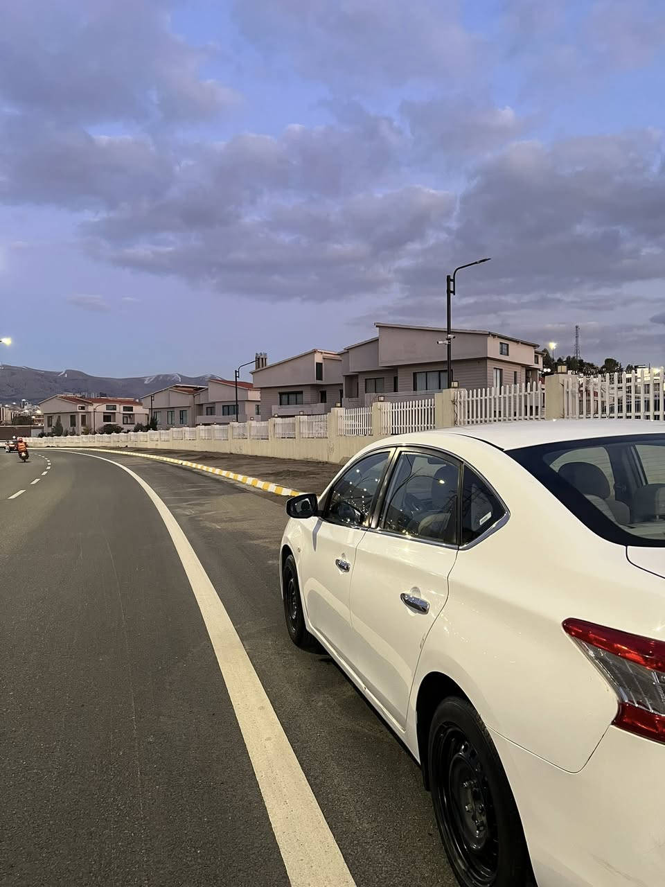 سێنترا مۆدێل ٢٠١٧ خلیجی مەکینە ١٦
بێ بۆیاخە تەنها دوو پەڵەی بچوک ساردی هەیە 
تەحویل و غەڕامە بەشەرت 
سەنەوی تازەیە      
گێر و مەکینەی بەشەرت نەکراوەتەوە هیچیان 
تەبرید مەرکەزیە و چوار جام کارەبایە 
١٦٧ هەزار رۆشتووە  
بێ مەسرەفە 
سعری ١١٩ گەڵا و مەجال
0773 264 0010
