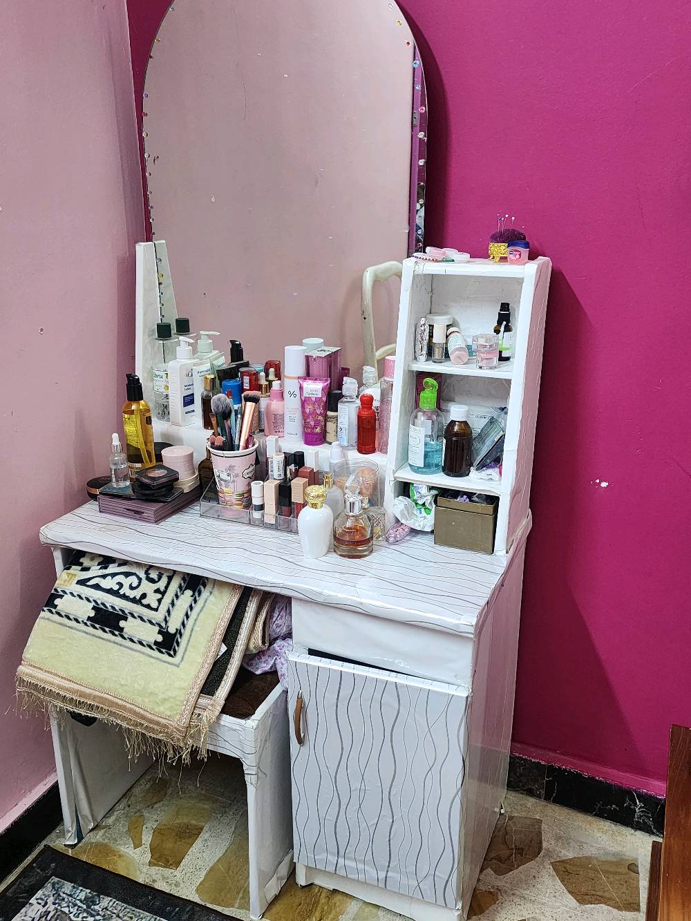 جربايتين و ملحقاتها ٢ و كنتوا بي باب تعليك وباب رفوف و ميز تواليت و كومدي هاي كلهة و هي اساسا خشب بس بالبداية صبغتهة بنفسجي وردي وبعدين سويتها بالاصق اريدهة ٢٠٠ الف
