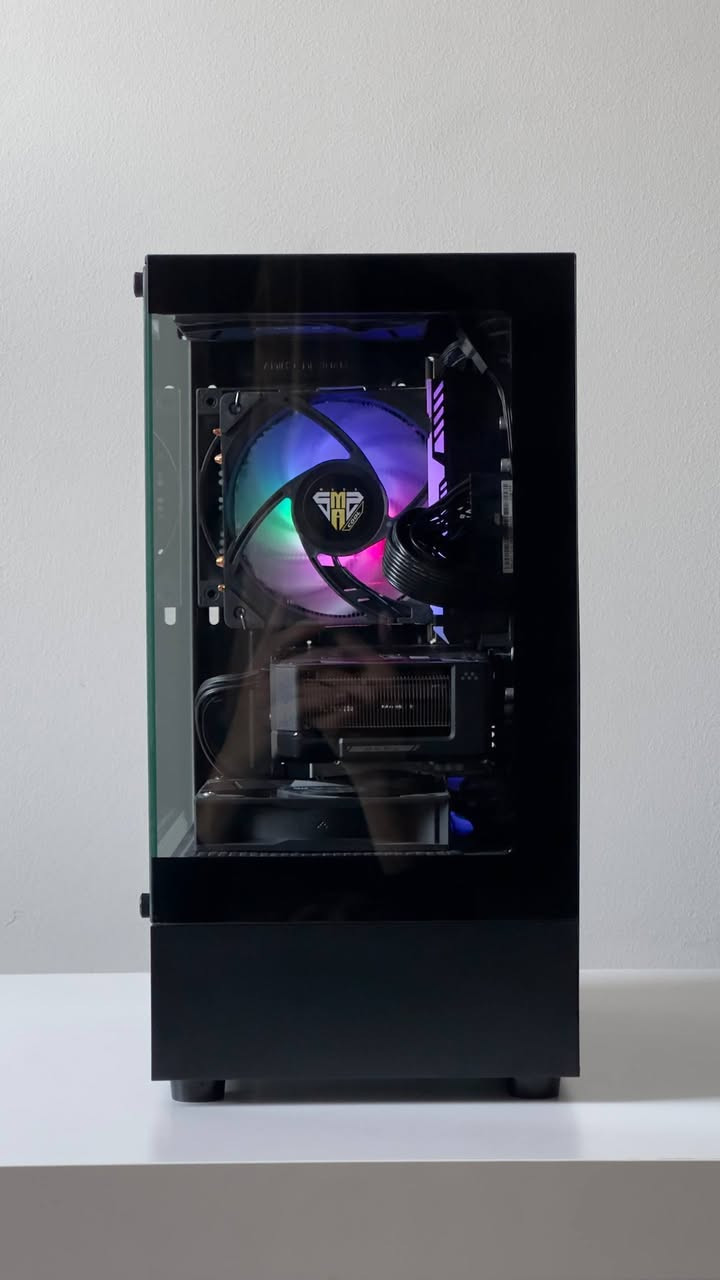 تجمعية + شاشة 
• CPU: Intel Core i5 12th Gen (F-Series)

• GPU: ASUS GeForce RTX 4060 OC 8GB

• RAM: 32GB DDR4 (3600MHz).

 

• Motherboard: MSI H610 DDR4

 

• Power Supply: 650W 80+ Gold

 

Storage: 1TB NVMe M.2 SSD (Up to 1GB/s Transfer Speed)

• CPU Cooler: Mass Cool Air 

Cooler

• Case: Sumtx Mini Case

• 3× Mass Cool Fans

• Network Card: Cudy AX3000 Wi-Fi 6 + Bluetooth (PCIe)

temperature under load does not exceed 75°C

شاشة gigabyte 

حجم 24 

Full hd 

165hz 

السعر مليون و 200 وبيها مجال للشراي 

واتساب ***********
