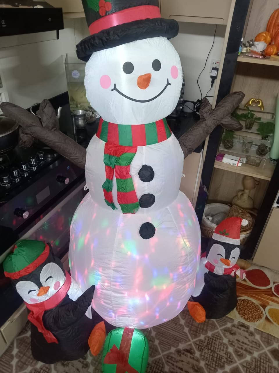 رجل الثلج مع بطاريق ثنين كبار الحجم اكثر من ١٨٠ سم بداخله نشره والبور نفخ منا وبي يشتغل عل كهرباء السعر 50 الف شكله مثل ما مواضح بصوره رقمي بي واتساب ***********
