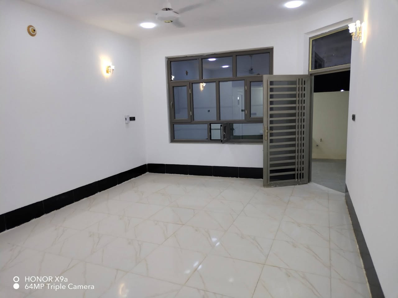 السلام عليكم ورمضان كريم عل الجميع من رخصت صاحب الكروب بيت للبيع في عتبة مساحة 300متر كامل والكمال لله من كل النواحي سيراميك بوب نقاط كهرباء تانكيات كيزر واير كيبل كلوبات كولة أصلي والبيت محد ساكن بي أبد كامل وجاهز لسكن طابو زراعي مي تبليط وكهرباء
***********♕الله يرزق الجميع،
