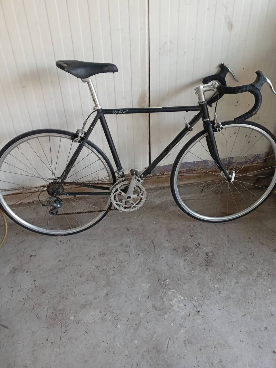 Ali Hhy الشركة المصنعة: Valden (فالدين)
الموديل: Valden X * نوع الدراجة: دراجة طريق كلاسيكية (Classic Road Bike / Vintage Style)
حجم 28 وزنه اقل ال٨ كيلو 
السستم شيمانو 
النقال الأمامي ٢
الخلفي 8
الفريم 52 
الوياله طبقتين المنيوم مختمه 
السعر 175الف
مكاني بغداد قرب جامع النداء


**إذا كنت صاحب هذا الإعلان وتريد حذفه لأي سبب، رجاءا أرسل رسالة إلى الدعم الفني**