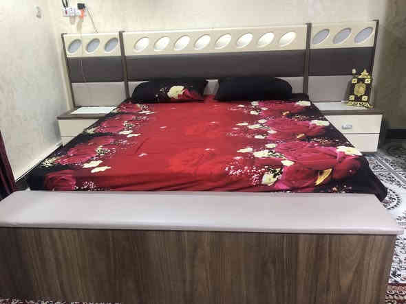 غرفة نوم ماليزية مكونة من خمس قطع 
نظيفة جداً، استعمال بسيط، بدون أي تلف أو كسر.
السعر  ١,٣٠٠,٠٠٠ دينار  للجادين فقط التواصل عبر الخاص 
الموقع: البصرة / إبي الخصيب/ مهيجران
