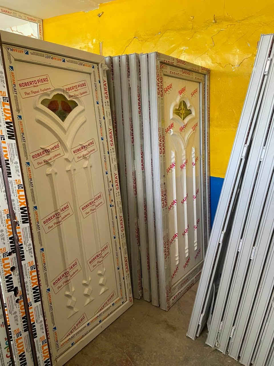 ***********
***********
العنوان تكريت شارع الحولي مال زهور قرب مدرسه نضام مجاور الصيدلية 
ابواب بلاستك جديد الابيض بسعر 60الف والجوزي بسعر 90الف وابواب وشبابيك حديد بسعر مناسب
