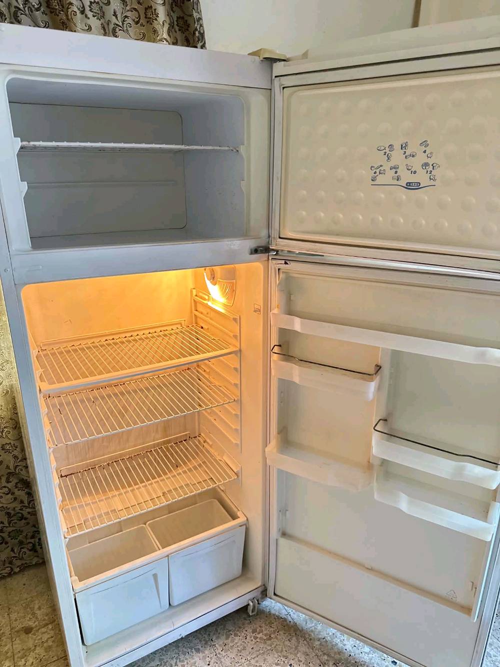 ثلاجه فستل + توسوت حجم 28 قدم نضافه فول 
سعر الوحده..225..  وبي مجال
