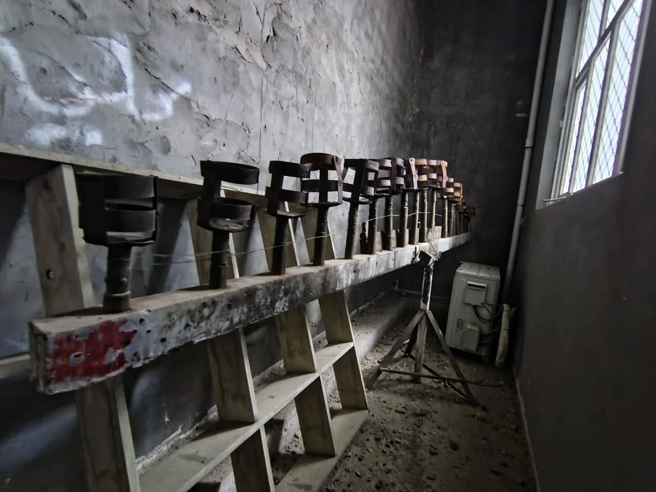 السلام عليكم مشعل هو وقاعده كامل ٢٠ عين طول ٤ ونص متر رايده ب٢٠٠مكاني حله ***********
