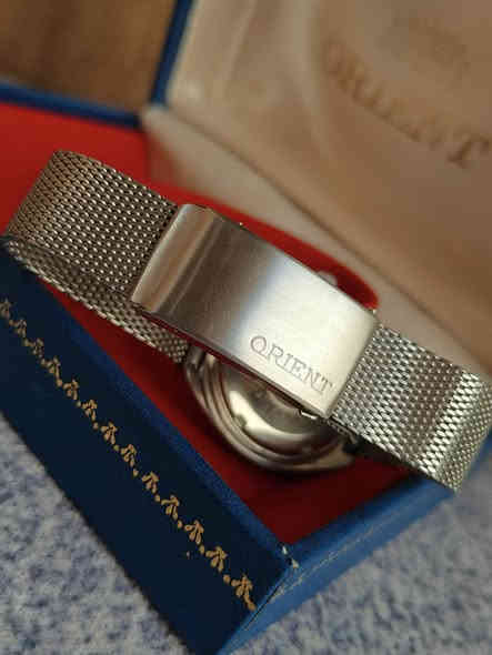 اورینت اوتوماتیك من نوادر انتاج ۱۹۷۱ مخزن مع علبە 
مینا تایکر مکینە ۲۷ حجر تفاصیل بلادیە قیاس ۳٥×٣٨ملم
واتساب ***********
