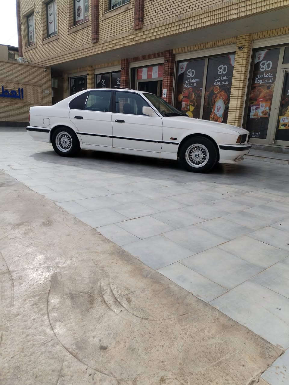 السلام عليكم بي ام للبيع 525كير محرك خير من الله صدر تخم تايرجديد سنويه ل31هزه جديده تحويل مباشر بسمي دوسات ام دعاميات ام فتحه شغاله  بجم عريض السعر 52وبيها مجال مكان السياره بغداد رقم الهاتف ***********////***********
