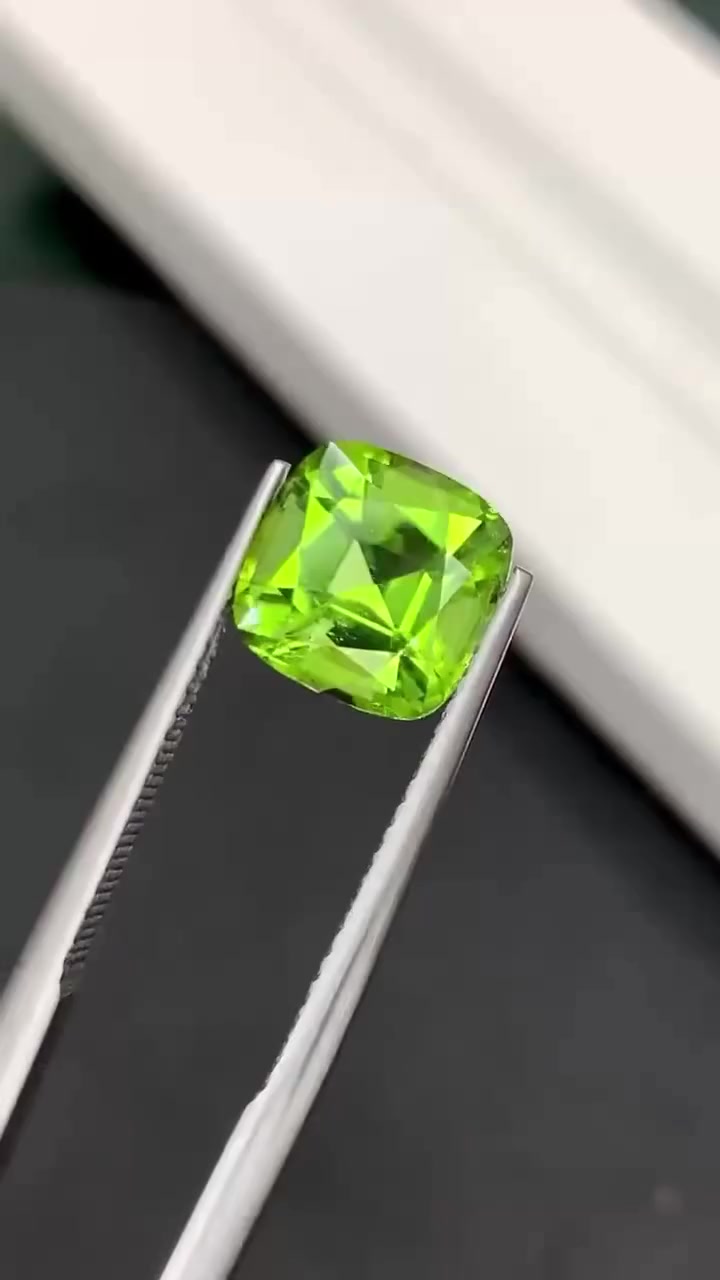 💚 Very Beautiful Top Quality Natural Peridot

The quality and colour are exceptional with a bright fresh glow.

A stunning natural Peridot with vibrant apple-green brilliance — perfect for fine jewelry or gemstone collectors.

#Peridot #NaturalPeridot #PeridotGemstone #AppleGreenPeridot #PakistanGemstones #MansehraPeridot #FineGemstones #LooseGemstones #GemstoneCollection #CushionCut #GemstoneDealer #CollectorGem


**إذا كنت صاحب هذا الإعلان وتريد حذفه لأي سبب، رجاءا أرسل رسالة إلى الدعم الفني**