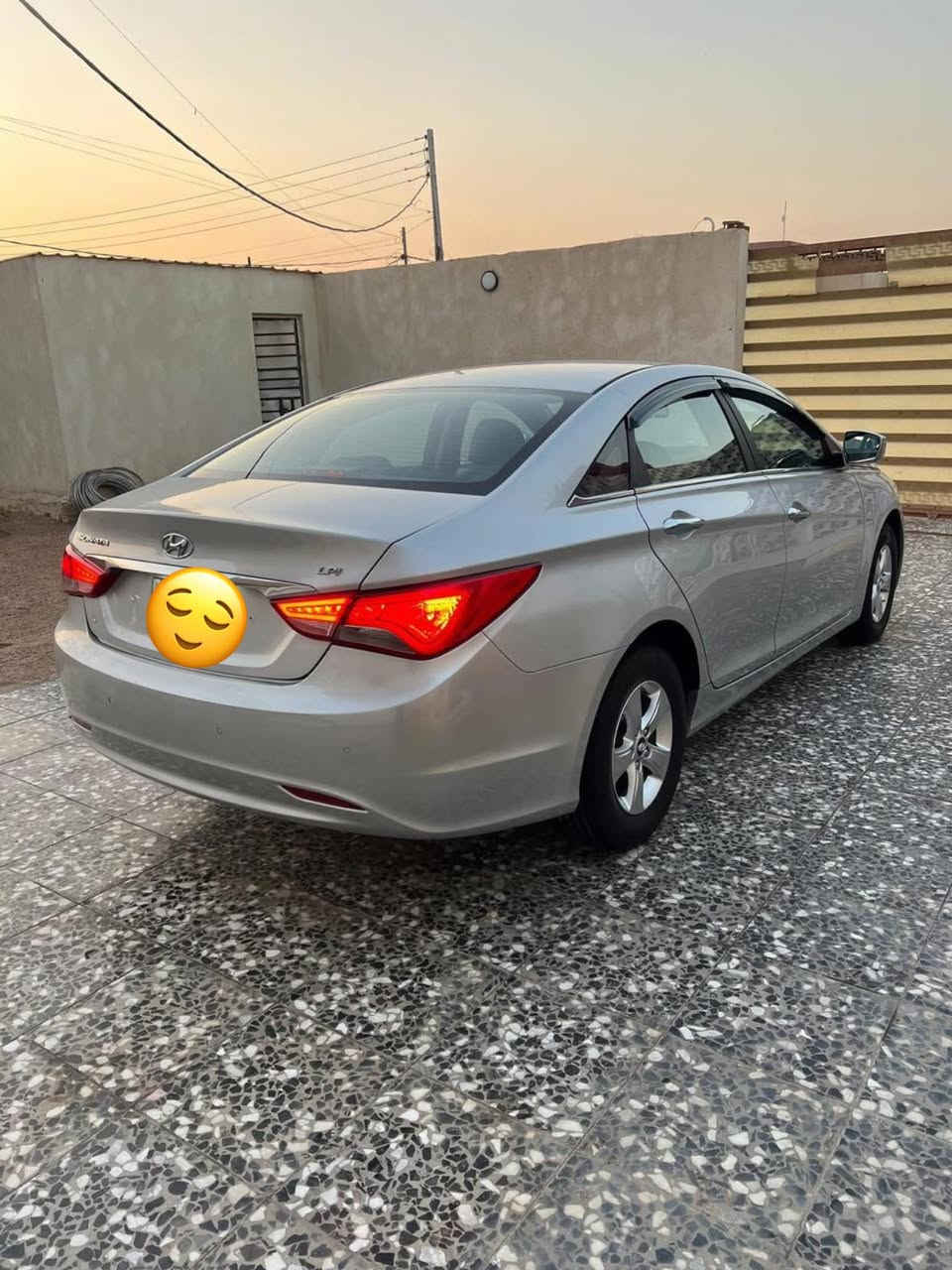 سلام عليكم ورحمة الله وبركاته 
سوناتا مديل 2013 وارد كوري كفاله ما عدة القمارة لان چان بيهه فانوص تكسي قبل وملغي ومسوين القمارة درجة اولى يعني مصبوغة مكينة 2000 دوش السيارة جديدة بمعنى الكلمة عليهه اظافات شاشة كبيرة وكاميرا خلفية لايت زنون اصلي دوشمة كامله من الداخل تخم تاير جديد السيارة رقم وسنويه جديد قبل اسبوع كملتهه السيارة جاهزة وكاملة 
العنوان البصرة/ التحسينية/ التلفون ***********
السعر (( 117 وبيهه مجال ))

