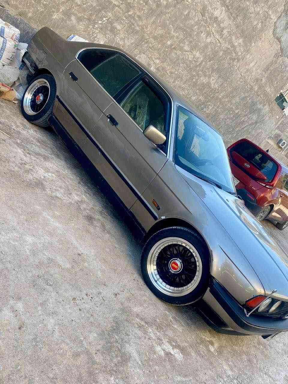 السلام عليكم للبيع BMW مديل 1992
مكينه وكير كفاله حجم المكينه  535i 
رقم بصره سنوية ما منتهيه تحويل ثاني يوم 
حداده حلوه 
تبريد شغال دواخل حلوه دشبول جديد 
لايتات زنون عالي وناصي العيون متغيره إلاوان 
تخم تاير ويل رياضي كزوز رياضي صووت رعب
السعر 43 $ عنوان بصره رقم 
*********** البصرة, العراق
