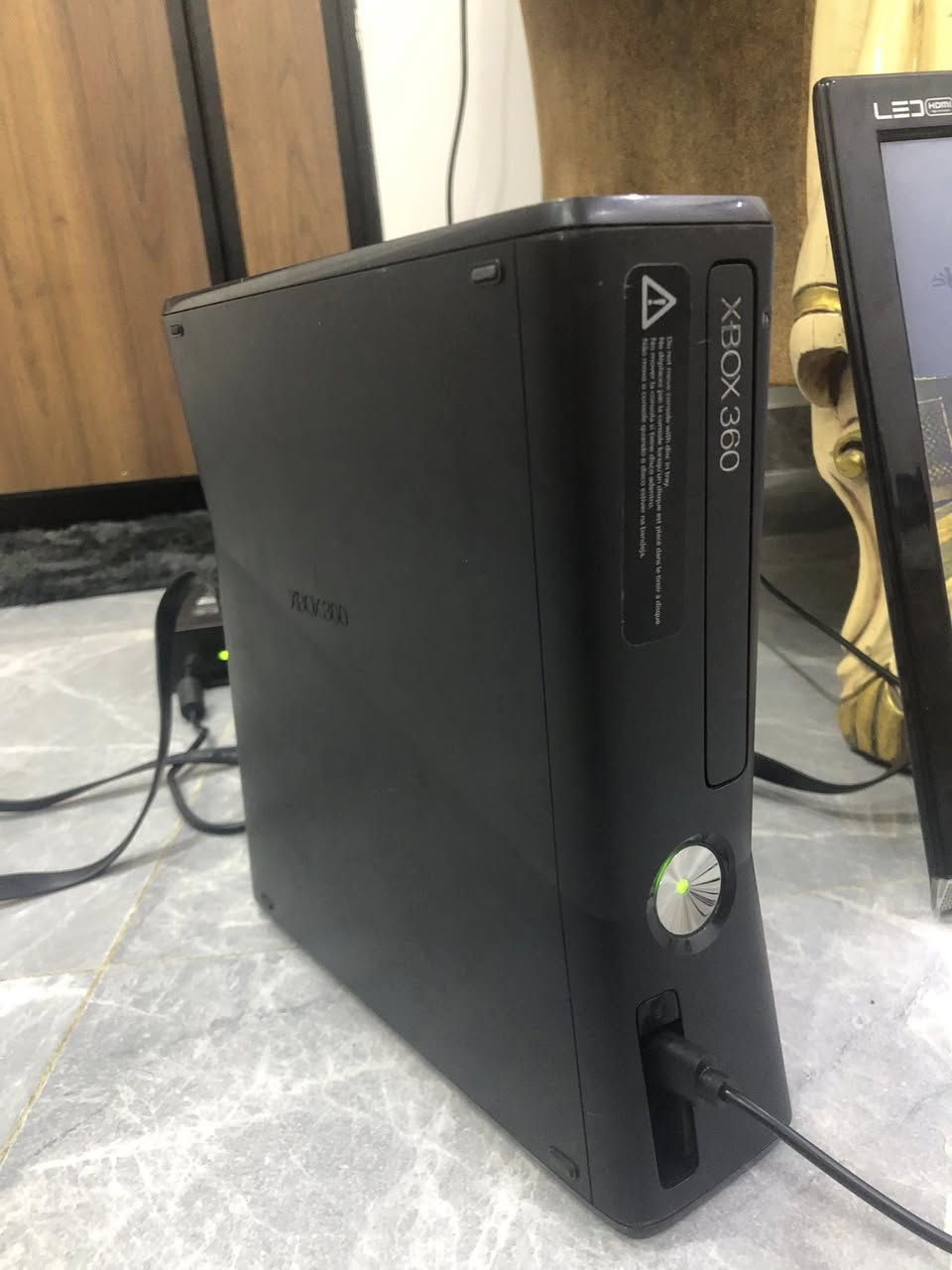 ‏السلام عليكم Xbox 360 مستعمل ‏بنظافه￼ 90%￼ ‏الجهاز غير مفتوح ويوجد به 266 لعبة ومنها Minecraft فيفا  جي تي اي ‏و ألعاب جدا قوية وجميلة سعر الجهاز 100,000 ويوجد مجال جدا كبير للطيبين ￼￼ ‏ ‏ ‏ملاحظة يأتي ‏يده عدد اثنان أصلي آيات مع الجهاز￼ ￼￼للاستفتار ***********
