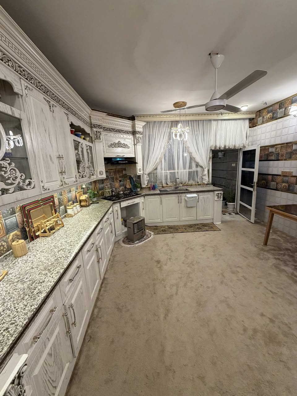 🏠 / دار للبيع المساحة ٢٠٠ م طابو صرف 

                     واجهه ١٠ م / نزال ٢٠ م

🧱 بناء نظيف جداً  

الطابق الاول / مطبخ . أستقبال  . هول .غرفة نوم  . مجمع  صحيات  . كراج كبير . صحيات خارجية

الطابق الثاني / ثلاث غرف نوم . هول . مجمع صحيات 

🌏 الموقع / حي الشهداء الاولى مقابل مستشفى التركي خلف قرية مول   

                        ( ٥٠ م يبعد عن شارع ٨٠  )

#لمعرفة_السعر  (((مراسلة الصفحة )))

 للأستفسار أكثر مراجعة مكتب 

#بشار_للعقار_والمقاولات بداية شارع الحسينية من جهة شارع ٦٠ او الاتصال       

***********.   ***********
