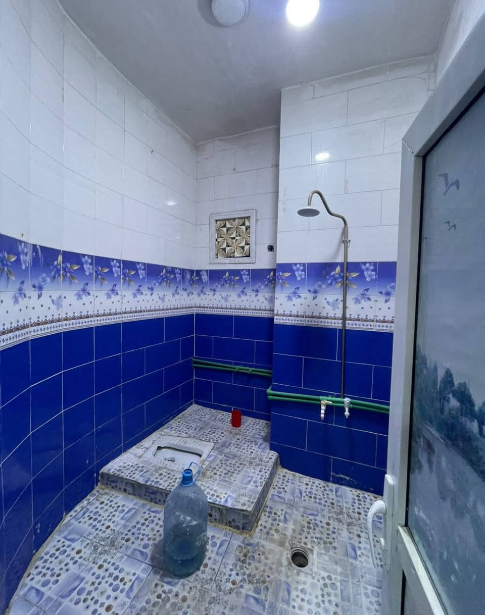 شقة للإيجار طابق اول في الحكيمية قرب المفتية تتكون من غرفتين ومطبخ مفتوح على الصالة وصحيات ومنور صغير سعر الايجار 350 الف قفل سكن عوائل فقط ***********
