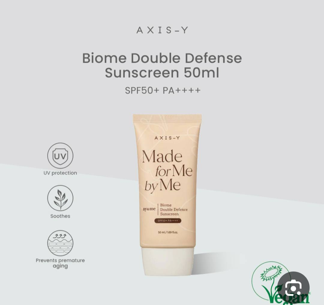 واقي الشمس الكوري AXIS-Y Biome Double
 Defense Sunscreen 
من مجموعة "Made for Me by Me"
 بحجم 50 مل. 

 يوفر حماية واسعة الطيف وعالية جداً من أشعة الشمس بمعامل SPF50+ PA++++ لحماية البشرة من الحروق والشيخوخة المبكرة والتصبغات.

 واقي شمس كيميائي يتميز بقوام مائي خفيف (Water-essence) يمتص بسرعة فائقة. 

بدون أثر أبيض: يندمج تماماً مع البشرة دون ترك أي طبقة بيضاء أو ملمس لزج.

تقوية حاجز البشرة: يحتوي على مركب البيوم الخاص (Special Biome Blend) المكون من البروبiotics والبريبايوتكس لدعم ميكروبيوم الجلد وتقوية حاجزه الطبيعي.

تعزيز المرونة: غني بببتيدات التوت البري (Cranberry Peptides) التي تساعد على شد البشرة وتحسين مرونتها.

مكونات إضافية: يحتوي على النياسيناميد لتفتيح التصبغات، ومستخلصات مخمرة مثل الكومبوتشا والجالاكتوميسيز لترطيب عميق ومقاومة الخطوط الدقيقة. 

أنواع البشرة المناسبة: مثالي لجميع أنواع البشرة، بما في ذلك البشرة الدهنية والمختلطة والحساسة بفضل تركيبته الخفيفة والمهدئة.

مكياجات قمر  
جبله بجانب البريد قبل الكنافه الجبلاويه


**إذا كنت صاحب هذا الإعلان وتريد حذفه لأي سبب، رجاءا أرسل رسالة إلى الدعم الفني**