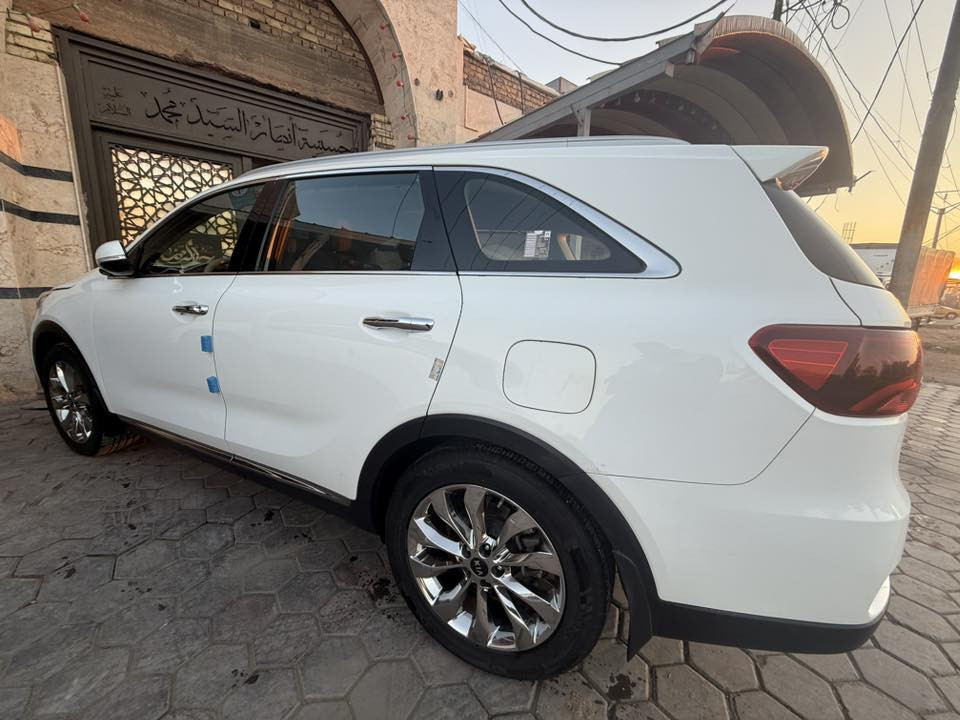 كيا سورنتو خليجي 
رقم بغداد 
موديل ٢٠١٩ 
دبل شباك الشكل الجديد 
لون ابيض 
٦ سلندر ٧ راكب 
بصمتين: تشغيل وتقفيل 
بردات خلفية اصلية ￼￼
الباب الخلفي كهرباء 
كشنات ٢ كهرباء 
شاشة كبيرة اندرويد 
جي : بي: اس : خرائط طرق 
حساس امامي وخلفي 
مري شفط مع القفل 
تحكم استيرن فول 
حاكية : ابلوتوث: اوكس 
شاشة الدشبول الكترونية 
نظام ايكو درايف 
نظام سبورت ورياضي وعادي 
تبريد ٣ قطع ثلج 
مانع انزلاق وانحدار 
اضواء ترحيب بليدات 
علامة سورنتو بلدوسة 
لد امامي وخلفي 
لايت زنون اصلي 
اشاير بلمري 
يدات نيكل اصلي 
ويل اكروم ١٩
تخم تاير جديد لك 
ماشية ١٠٢ الف اصلي ادك جرس
كير ومكينة وصدر وحدادية وتبريد خير من اللة 
كفالة بدون صبغ وتبديل
سيارة جديدة ومال بيت مابية اي نقص 
الرقم الدولي الجديد/ سنوية جديدة 
// البصمة الثانية ممستخدمة// 
***********
