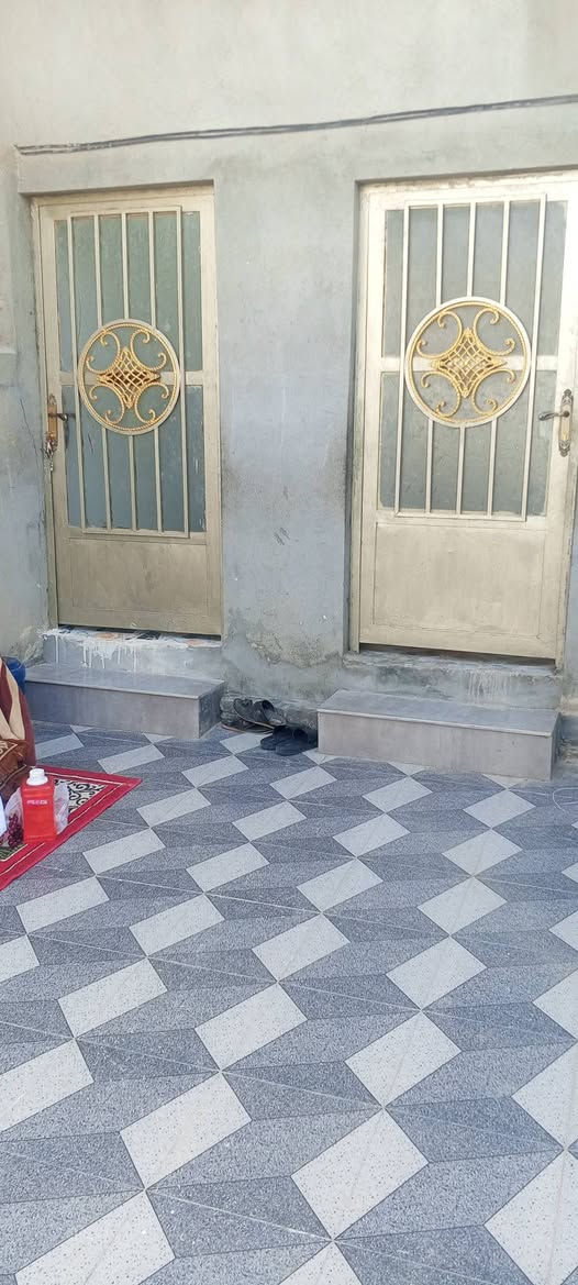 بيت للبيع في الاجولان الثانيه البيت طابقين 
مكونات طابق الاول 
غرفه +صيحات +صاله+مطبخ كامل سيراميك 
مكونات طابق ثاني 
غرفه +صيحات +صاله كامل سيراميك 
الاستفسار الاتصال علا الرقم***********

