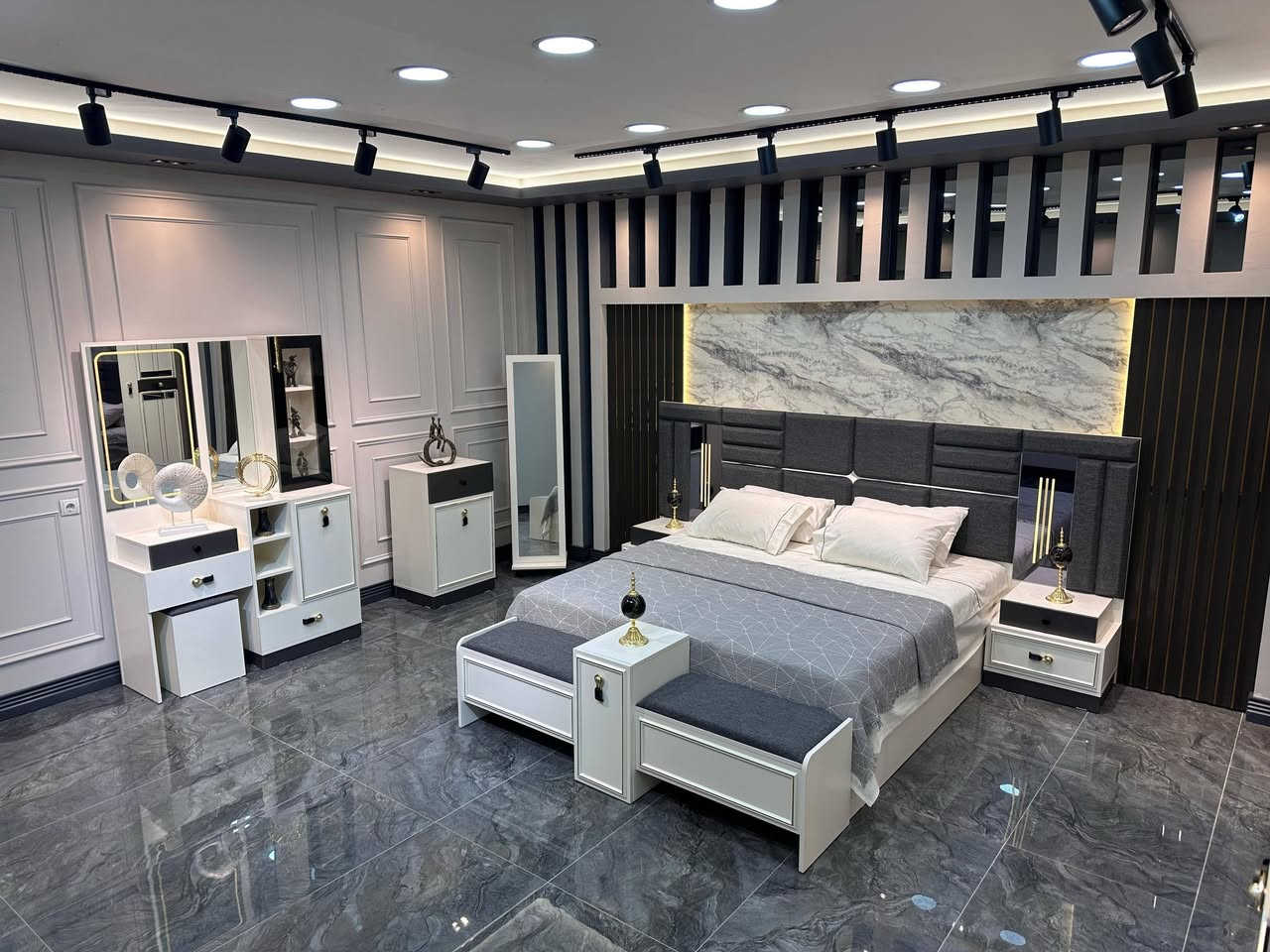 *موديل  أرزو   المودرن*

*10 قطع _ كنتور ملحق 330 متر*
*1- ضهر بلوك*
*2- برغي وچوي حديد*  
*3- سرير  مخزن + مساند تقوية*
*4- ميز تواليت 130*180- ارتفاع السرير 135- كومدي 55*


**إذا كنت صاحب هذا الإعلان وتريد حذفه لأي سبب، رجاءا أرسل رسالة إلى الدعم الفني**