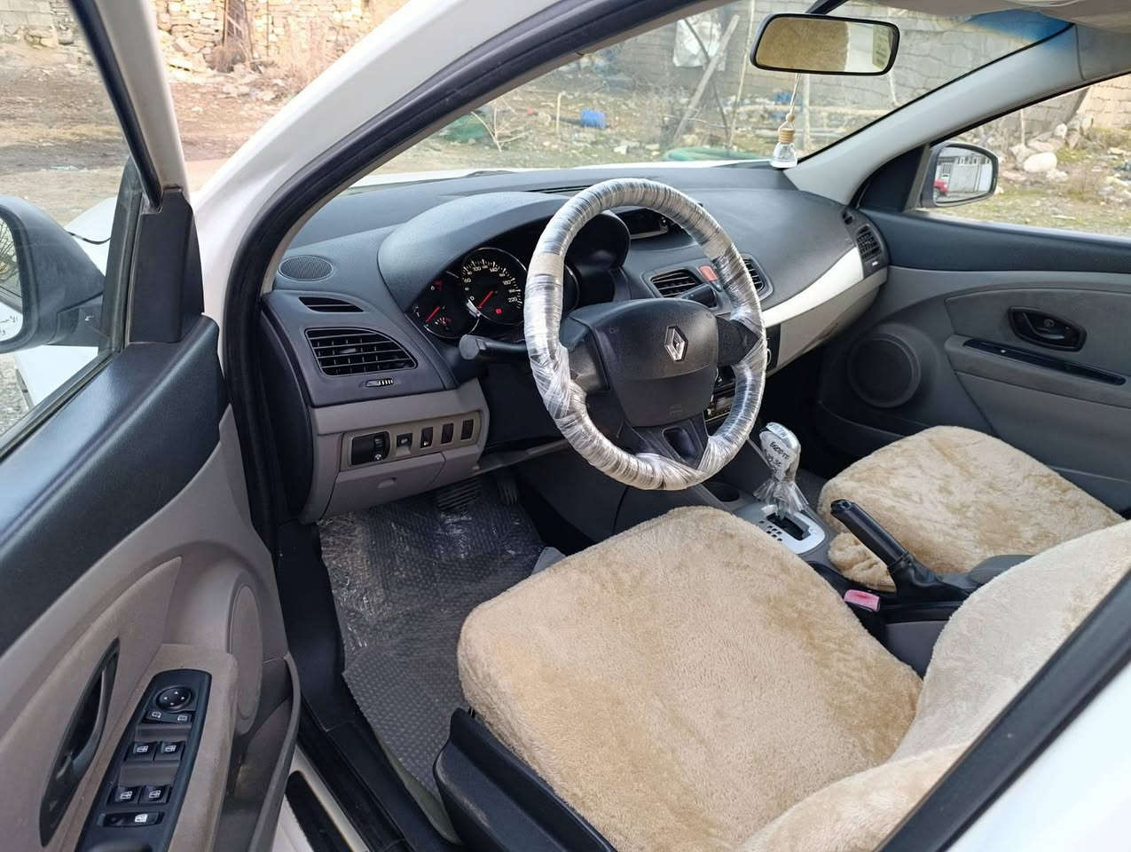 ڕینۆ مۆدێل2011 گێڕ و مەکینە بەشەرت نەکراوەتۆ گێڕ ئۆتۆماتیک سەنەوی و ڕەقەم تازەیە تا 2028 سپی بەفری سۆنەرم داناوە تەنها یەک چەمەلەخی دواوەی بۆیاخە بێ ناوگرتن چوار جام کارەبا ئاوێنە کارەبا ئاوێنەی ئیشارەت سویچ کۆنتڕۆڵ گەرم و ساردیش بەشەرت سەیارەکە ماڵی دۆستە نرخ 64گەڵا و کەمێک مەعامەلە
گۆڕینەوە دەکەم بە ڕەقەم
 ژمارەمۆبایل 
***********
*********** بنجوين, السليمانية
