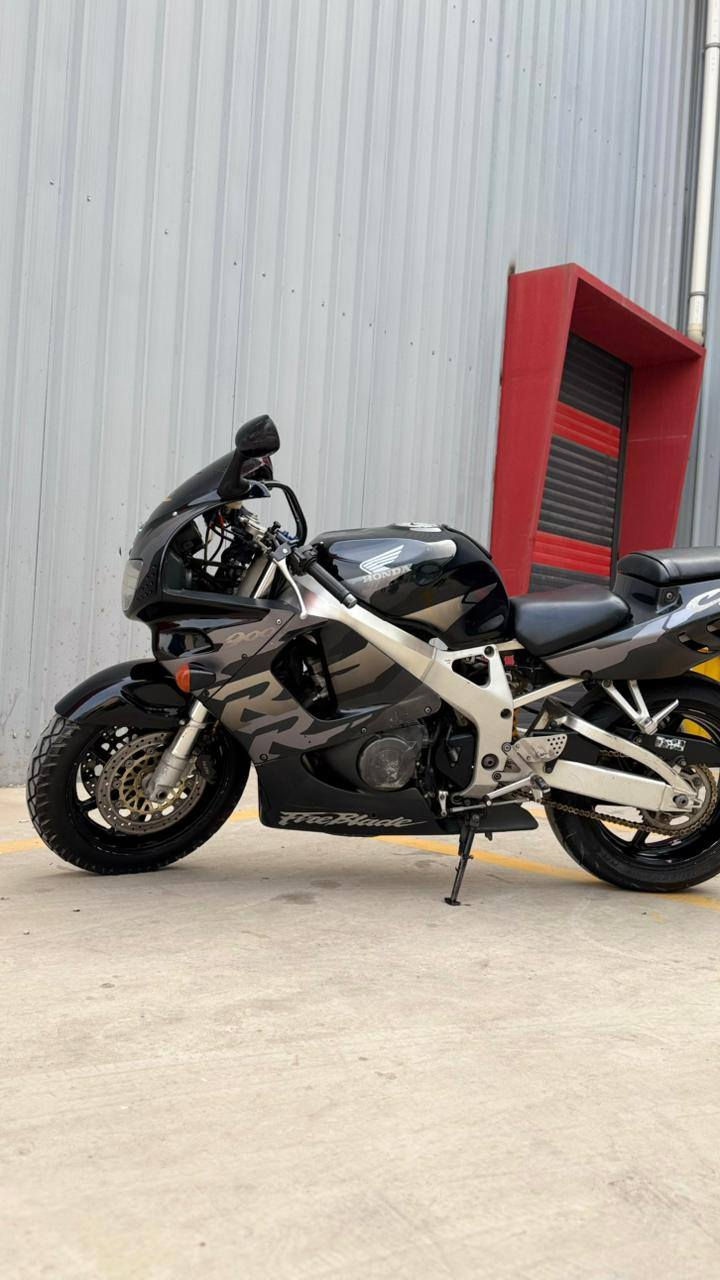 السلام عليكم (رمضان مبارك )
سيبي ار (900cc) 
على وضع الشركة مال رمبة نضيفة جدآ.
سرعته 300
من الصفر لل٢٠٠ قبل ان يرتد اليك طرفك 
الاول والثاني والثالث بطناش 
افضل دهن بالعراق 
عوزه بس سايق .وتاير امامي لان تايره نشاز 
سعره ١٧ ورقة ....لا ٢٢.ولا ٢٠ ولا ١٩ ...
بس ١٧ ورقة  وايضآ بيه مجال للشراي اكرامآ الجيته عليه 
مكاني نجف *********** النجف, العراق
