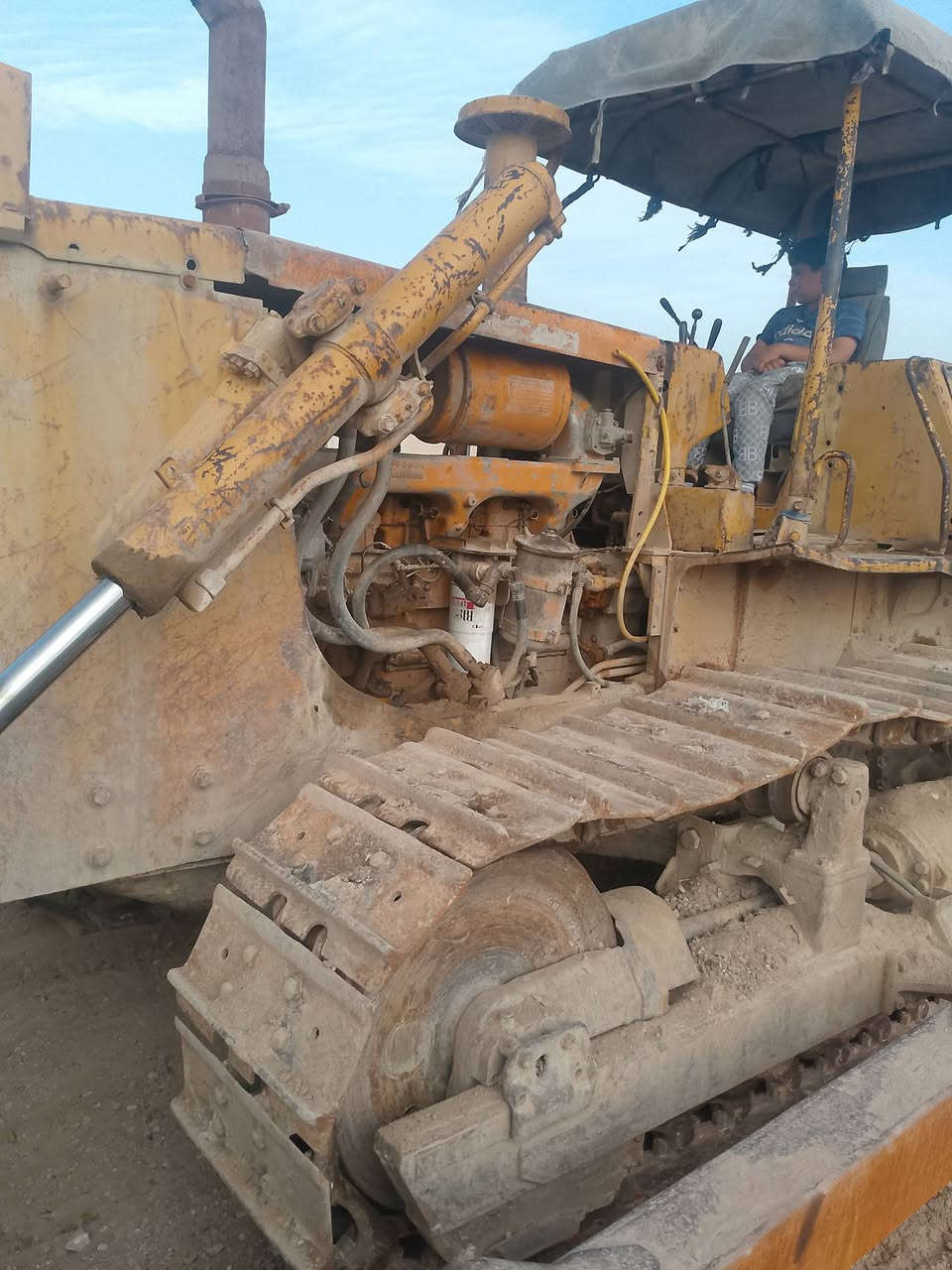 سلام عليكم بلدوزر حجم 65 للبيع السعر 23مليون رقم الهاتف ***********  تحياتي لكم
