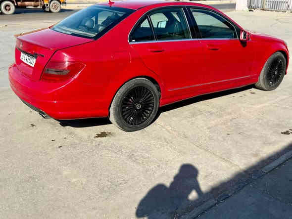 السلام عليكم ورحمة الله وبركاته 
عندي مارسيدس ٢٠١١ فول مواصفات 
محرك ٦ سلندر 
سياره جاهزه 
مرشوشه كلير جماليه شرط بدون ضرر 
السعر ١١٤ وبيه مجال 
***********
*********** بغداد
