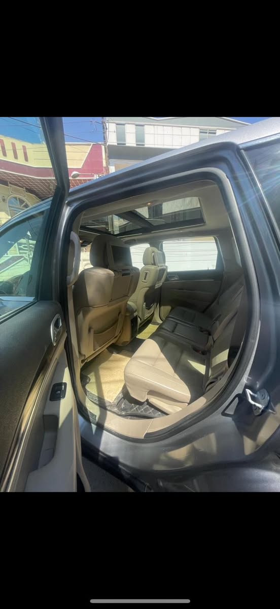 ‎السلام عليكم ورحمة الله وبركاته
‎جيب كراند شيروكي  2018 مستعجل على البيع
‎خليجي / 3 قطع صبغ
رقم بغداد 
‎الفئة : Limited 
‎1- سقف بانوراما
‎2- كراسي المقدمة كهرباء فول تحكم
‎3- ماوس 4 انظمة قيادة
4- sport / eco
‎5- اشاير بالمري + شفط + قلاب عند وضع الكير على البارك
‎6- جنطة كهربائية 
‎7- بصمة ابواب 
‎8- تشغيل عن بعد
‎9- شاشة كبير تدعم ابل كار بلي و اندرويد اوتو
‎10- زراكة مازدات 
‎11- تبريد قطعتين ثلج 
‎12 - شاشات بالصف الخلفي
‎13- شاشة دجتل 
‎14- سستم صوت بلادي ٨ سماعات و سماعتين دمام 

وبعد هواي مواصفات باللمتد 
مكانها : بغداد / السيدية 
السعر 250 وبيها مجال
0771 205 1782
