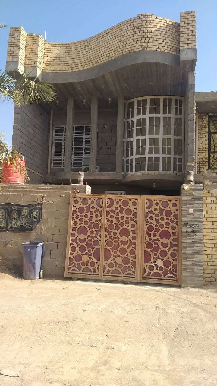 السلام عليكم دار سكن للبيع طابقين ثلاث غرف نوم في الكوت منطقة حي الحكيم نزلة بيت خليفة على نفس النزلة مساحتة 200م وشارعة 15م البناء بلوك والسقف صب مسلح والارضية والجدران سيراميك ويتكون البيت من ثلاث غرف نوم واستقبال ومطبخ وصالة وصحيات داخلية وخارجية ومرقم من قبل البلدية السعر 65 وبي مجال الاستفسار الاتصال على هذا الرقم ***********
