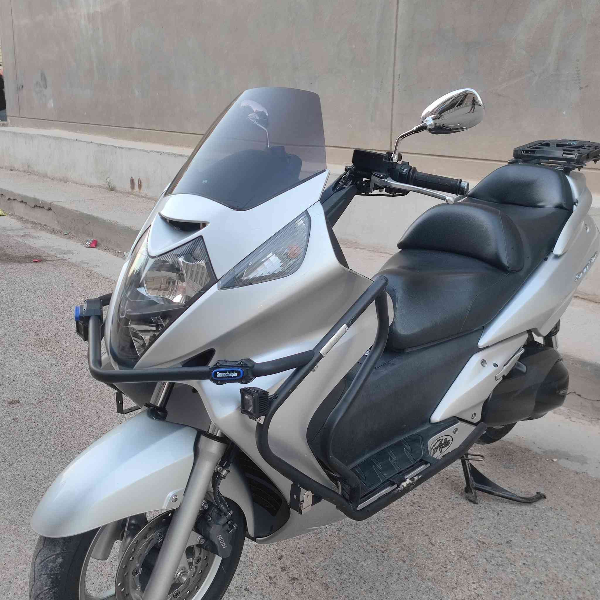 ياا الله السلام عليكم اخوتي الطيبين دراجه سلفر ونك 
حجم المكينه 400cc  اوفر مود ماشيه 26 الف الاون سلفر 
دراجه بحاله الوكاله شرط كفاله عامه والفحص 
درع اصلي مري نيكل تايرات الشركه قاعده جنطه 
عده اصليه اوراق كامله اخوتي دراجه جديده 
بمعنه الكلمه ومكاني بغداد الاستفسار عله الرقم 
***********
