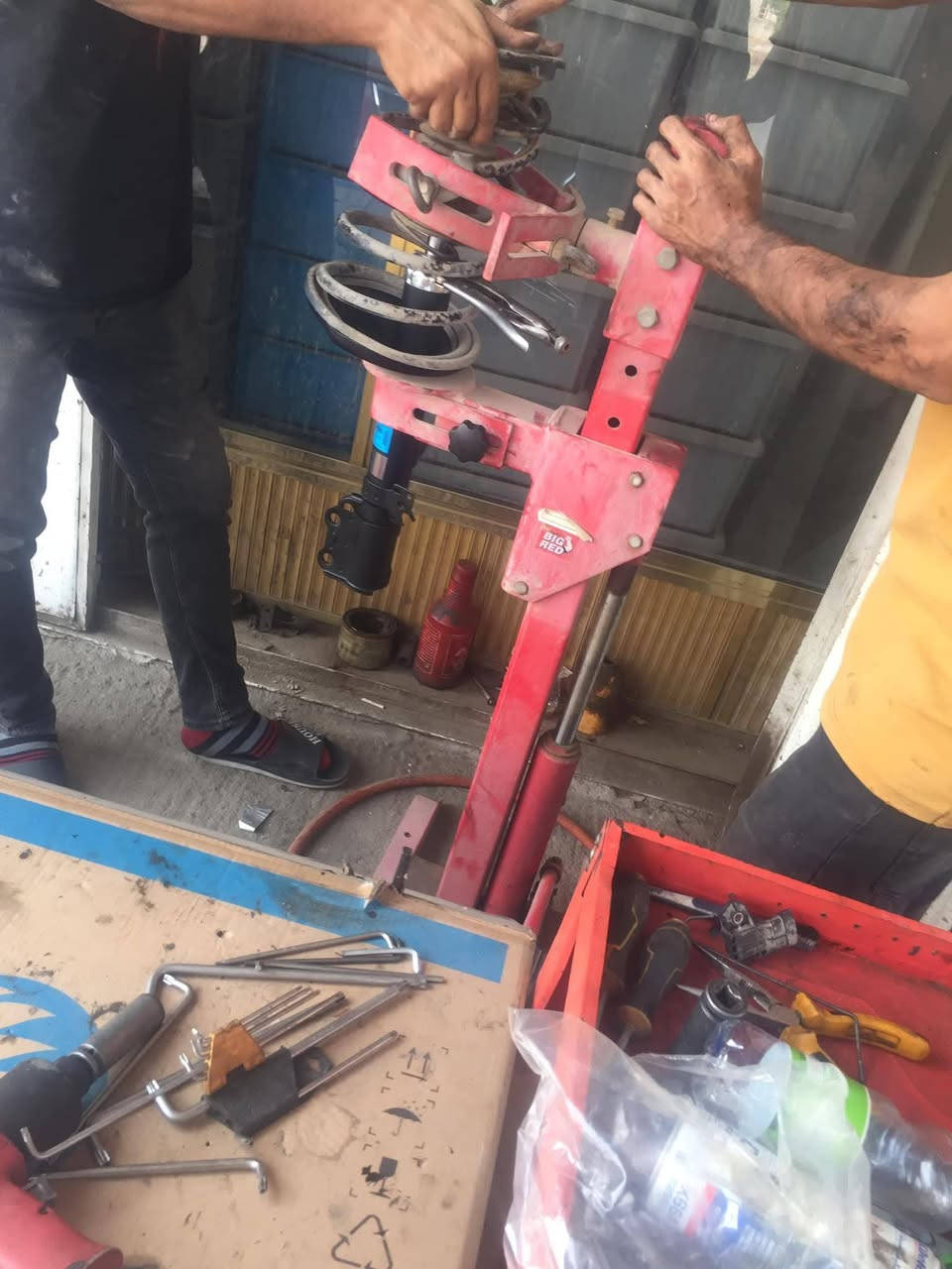 فحص حاسبه مجانآ مجانآ مجانآ
عالم_الشيري🌹💜البصرة 
ادوات احتياطية اصلي 💧يوجد صيانه/ فحص حاسبه💻
يوجد تبديل دهن منظومة كير  ودهن الكير ودهن المحرك 
العنوان: البصره حي الرافدين شارع ريان سنتر مجاور معرض بغداد للتقسيط🛣🏪
للاستفسار الاتصال ع الارقام 📞☎️***********/***********☎️
