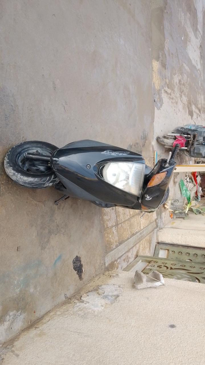 السلام عليكم دراجة بريز مرتبه نظيفة مابيه كم نقص بسيط الاشاير الاماميه وصالنصه طاكة سلف هندر كله شغال لايت بك لايت كلها ٤٠٠ سعرها ‭٠٧٧٤ ١٤٧ ١٨١٣‬
