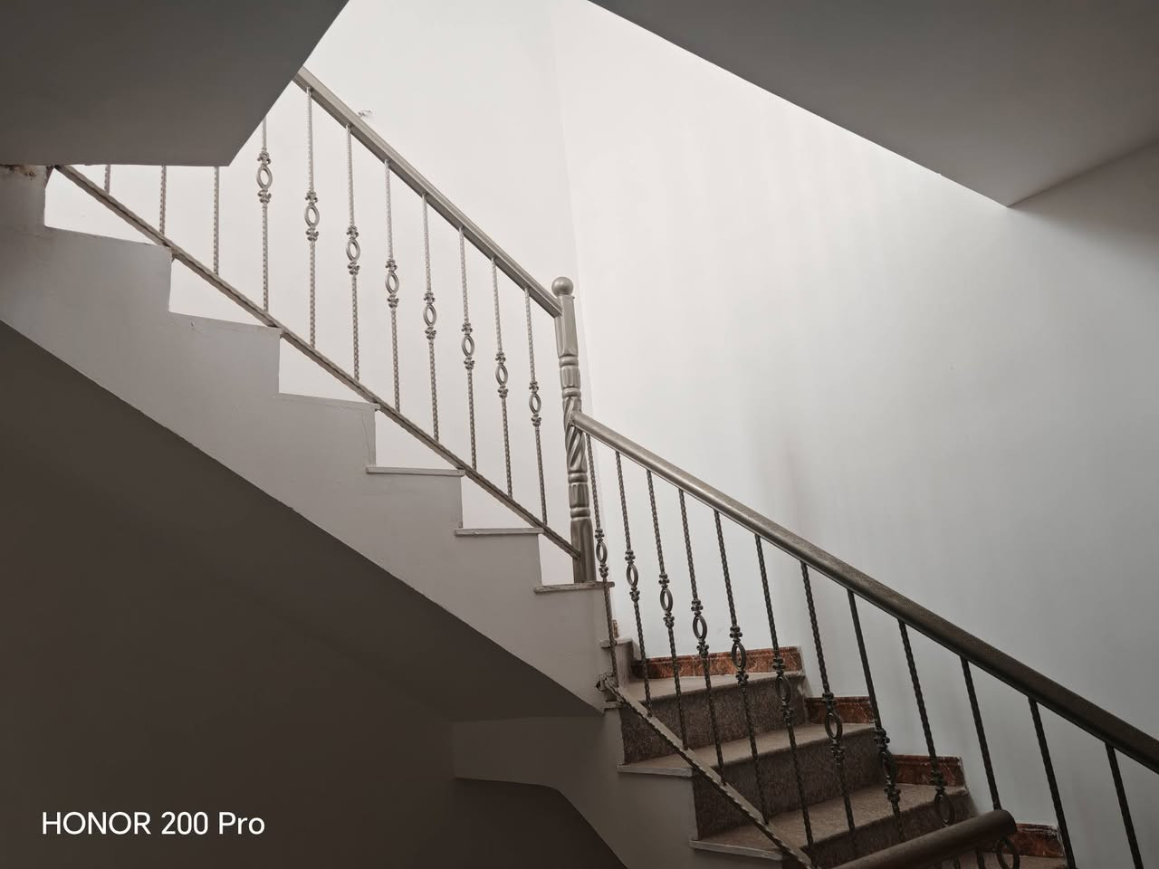 سلام عليكم يوجد بيت للايجار المساحه ١٠٠م في منطقه المنصور الداوودي يحتوي على صاله كبيره ومطبخ وصحيات وغرفه نوم والطابق الاول عل غرفتين نوم وصحيات وسطح شارع عريض منطقه هادئه للاستفسار الاتصال على الرقم *********** او *********** مكتب اليقين للعقارات بغداد
