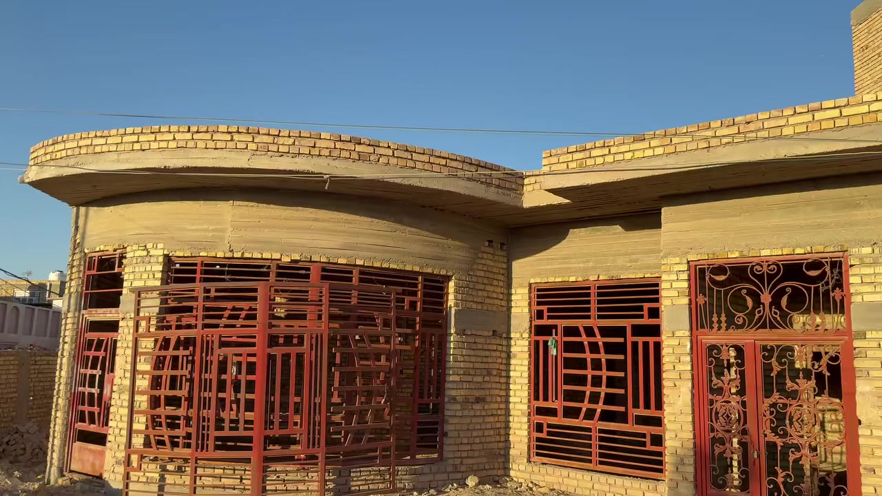 � فرصة مميزة
– هيكل مسقّف للبيع في ناحية العكيكة 🔥
📍 الموقع: على الشط مباشرة
📍 شارع عام (بندريات) – بستان الأستاذ هاني حمودي
📐 المساحة: 300 متر مربع

موقع مميز وإطلالة مباشرة على الشط، مناسب للسكن والاستثمار 👌

🏗 مواصفات البناء:

✔️ طابوق وصب كونكريتي متين
✔️ رباطات فوق الشبابيك + رفت أرضي
✔️ أبواب حديد وشبابيك مركبة
✔️ تأسيس كهرباء (بوريات مع تسليك كامل)
✔️ تأسيس ماء (بوريات جاهزة)
✔️ تربيع الأرضية بالطابوق

🏠 التقسيم:

 • ديوانية
 • هول
 • صالة
 • مطبخ
 • غرفتا نوم
 • مجمع صحيات داخلي
 • غرفة ماستر (سويت)
 • ارتداد متر ونصف
 • كراج سيارة
 • ساحة خارجية واسعة

العقار نظيف وموقعه حيوي وقريب من الخدمات، فرصة مناسبة لمن يريد يكمل تشطيب حسب ذوقه ✨

📞 للاستفسار والمشاهدة يرجى التواصل على الخاص
***********ازهر ابو على
