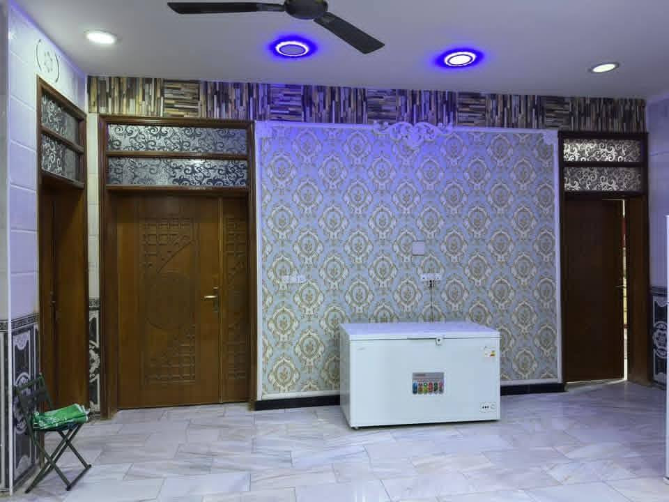 السلام عليكم ورحمة الله وبركاتة عدي بيت بحي الاساتذه الأولى البيت بناء حديث طابو صرف بسم شخص وحد تحويل مباشر خدمات كامله تبليط عرض الشارع 15 البيت كله مرمر كامله  ينباع هو والأثاث  مالته متكون من 8 غراف نوام  الاتصال *********** البيت صاير بضهر الدكتور عادل الكرعاوي

