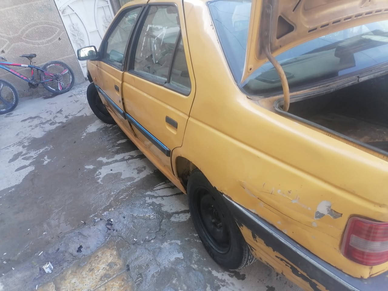 ألسلام عليكم بيجو 405 موديل 10 سنويه ما نافذه بدون راعي مستمسكاته يمي المكينة فرنسيه بيها كازكيت السعر 14 وبيها مجال قليل رقم ***********
