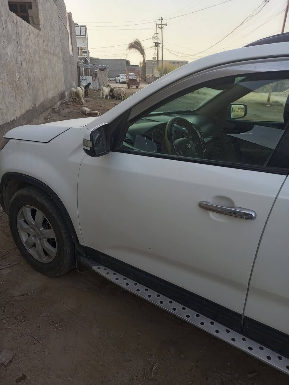 السلام عليكم سيارة سورنتو 2011 رقم بغداد محرك اربعة مشروع وطني مصبوغة عام اثر ضربة بالجاملغ الايمن وتجية على الجنب الايمن سعرها  10000الف دولار مكان السيارة الفلوجة رقم الهاتف ***********
