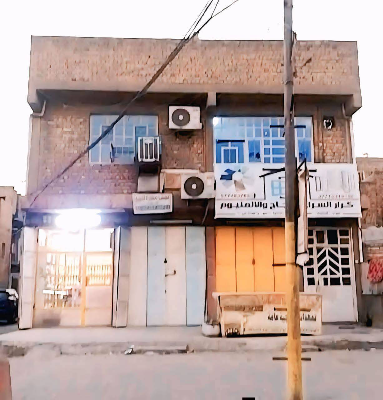 شارع تجاري نص عماره طابقين في قطاع 16الشارع الرضوي الرضي 3محلات وستقبل واسعه وصحيات وحولي صغير والطابق الثاني غرفتين نوم ومطبخ كبير واسع وصحيات وفوك البيتونه كبيره البنيايه ماجره المحلات الاستفسار علي الرقم***********
