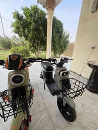 عندي هاذه آر8دراجه شحن لون رصاصي السرعه 109 شرط وكاله وضع الشركه الاتص...