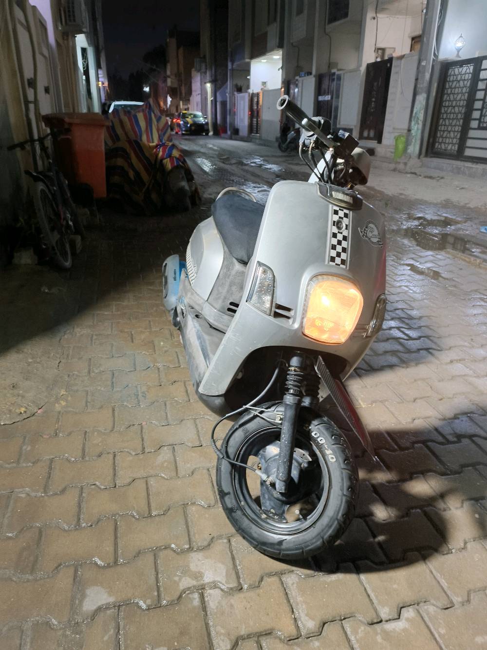 العنوان بغداد الحرية دباش 📍
السلام عليكم
الدراجه بيه نواقص مثل الدشلي مل عداد و الطوافه مل  بانزين مرات تقره ومرات متقره والدرجة مكفول انطيك ضمان لمدة يوم تفحص نكره سلف بكل وكت