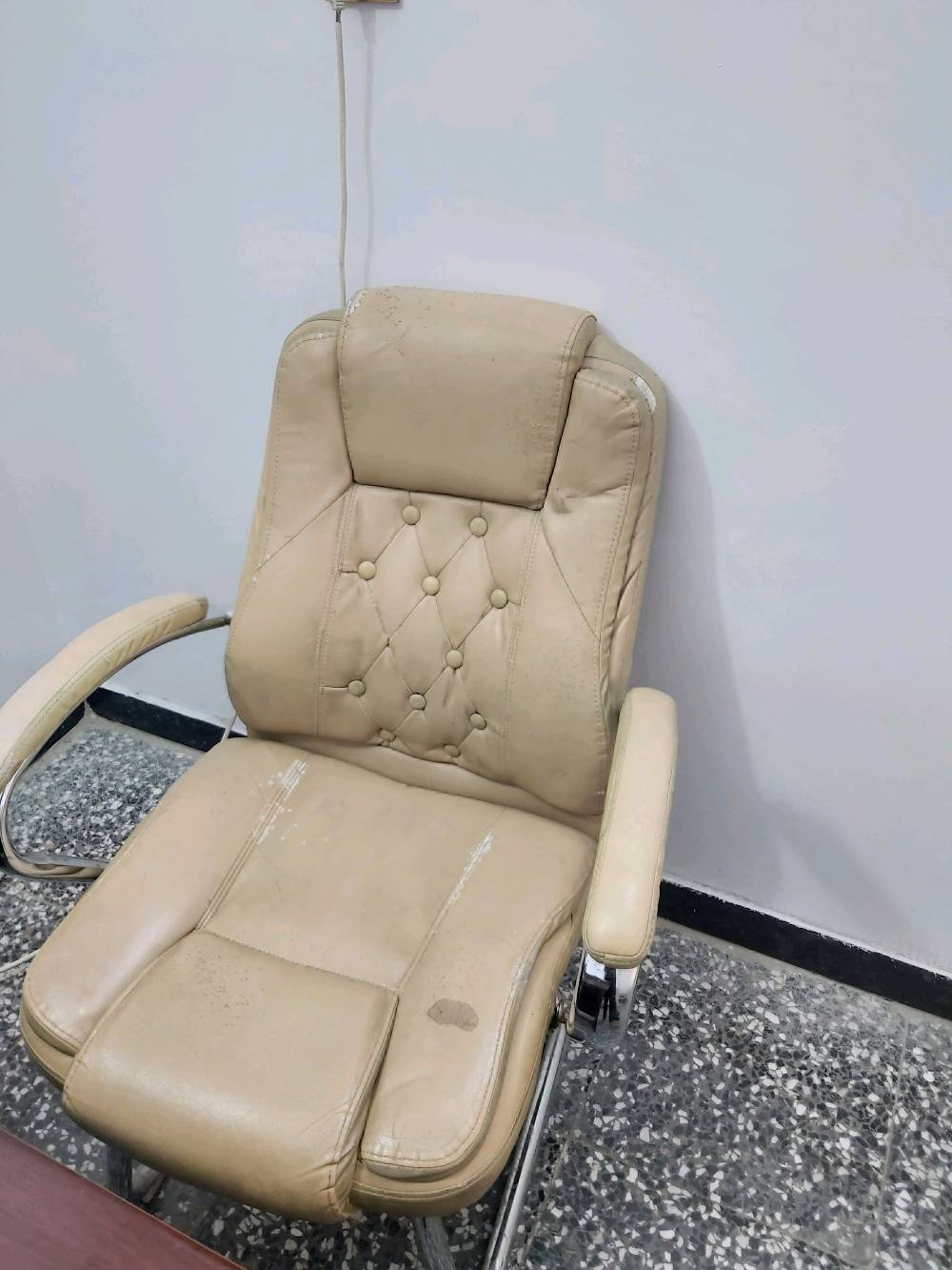 ميز مكتبي خشب مع كراسي مكتبي جلد اسود وبيجي للبيع
مكاني بغداد الشعب الثعالبه